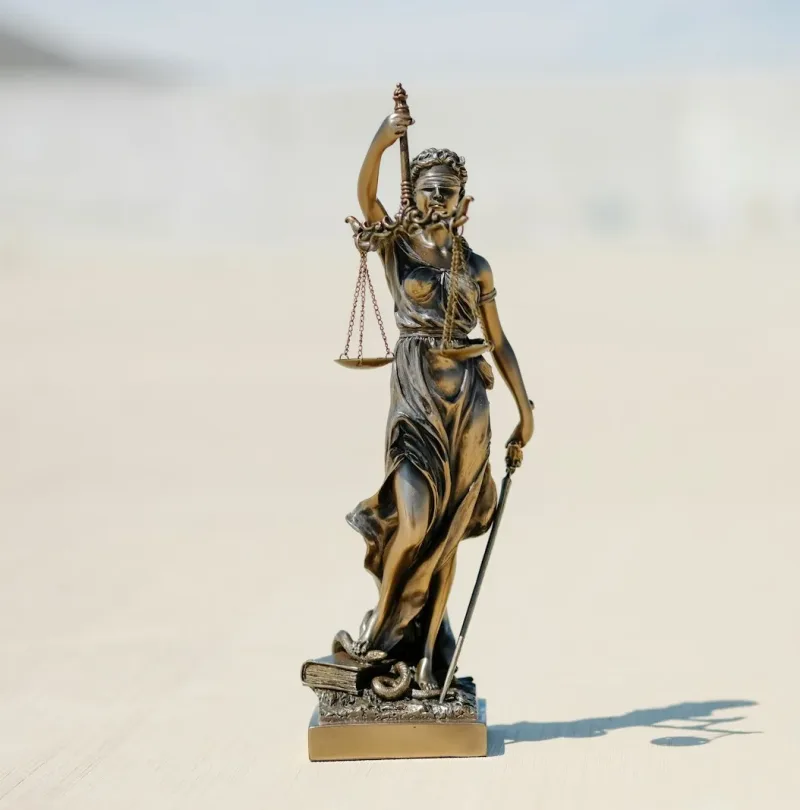 Balanza de justicia y familia.